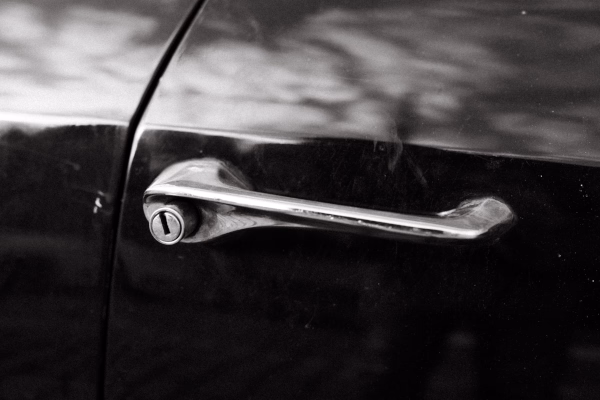 Awaryjne otwieranie samochodów Warszawa - Ślusarz otwiera zablokowane auto